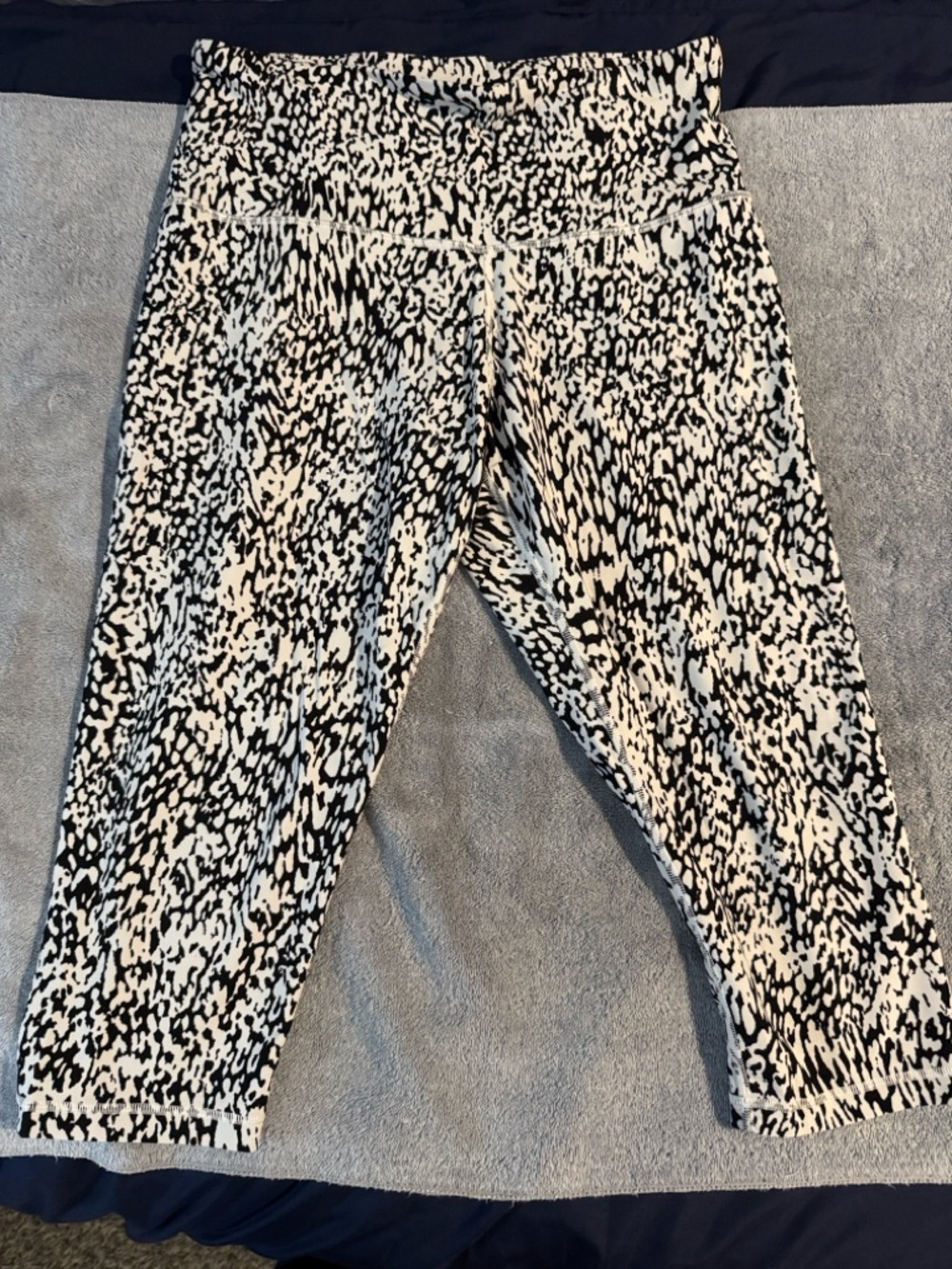 Athleta Black and White Abstract Print Cropped Leggings 1X